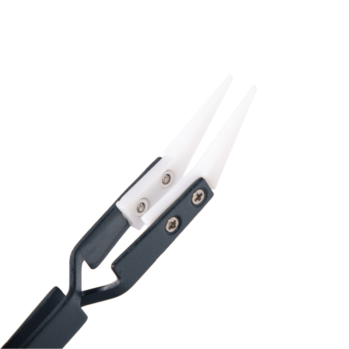 Schwarze abgewinkelte Schmuckpinzette mit Keramikspitze - Aces Supply