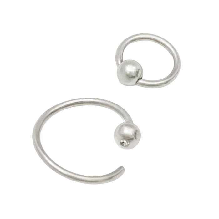 Tilum Ring aus weichgeglühtem Titan mit fester Perle