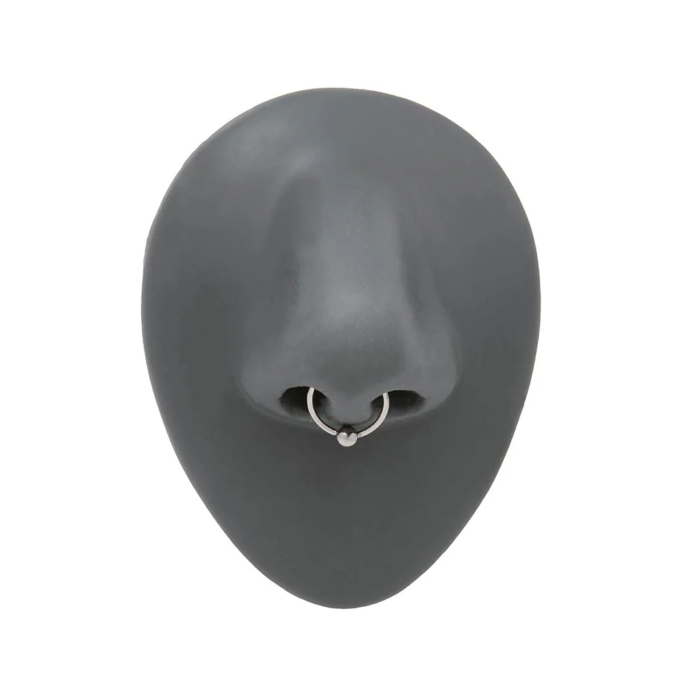 Tilum Ring aus weichgeglühtem Titan mit fester Perle