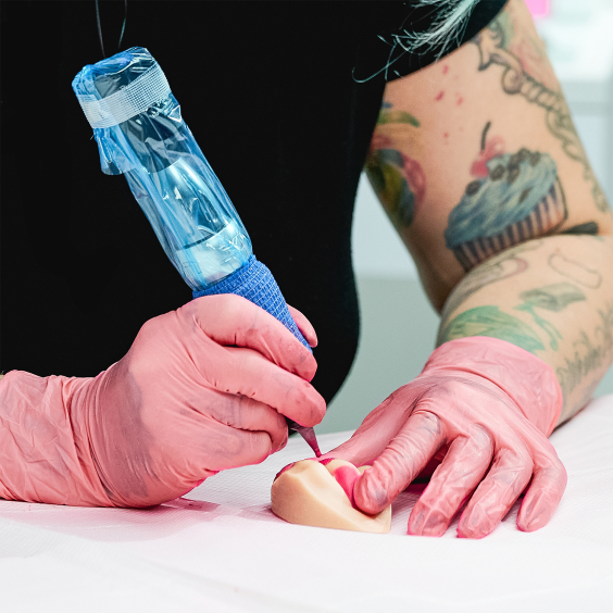 A Pound of Flesh PMU-Übungslippen und Piercing-Körperteil