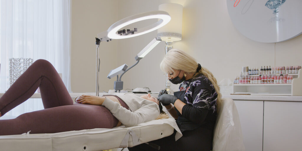 Was ist das beste Licht für Microblading?